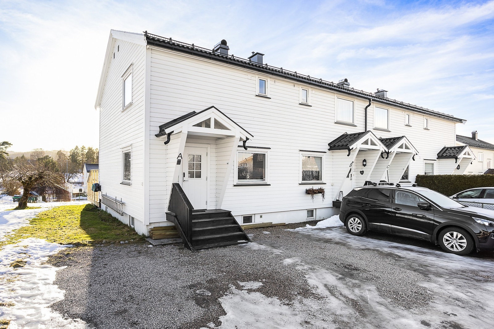 Fra leiligheten er det kort veg til det meste av butikker, skoler, barnehager og bussforbindelser Galleribilde