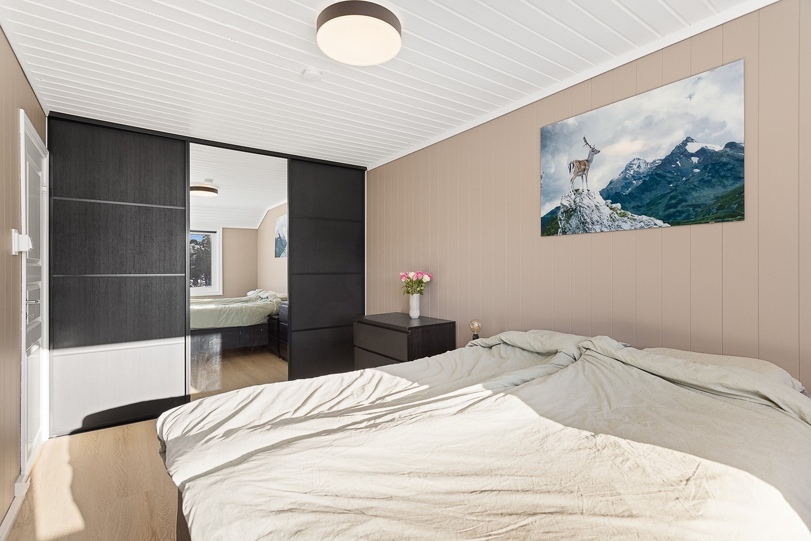 Hovedsoverom - romslig garderobeløsning Galleribilde