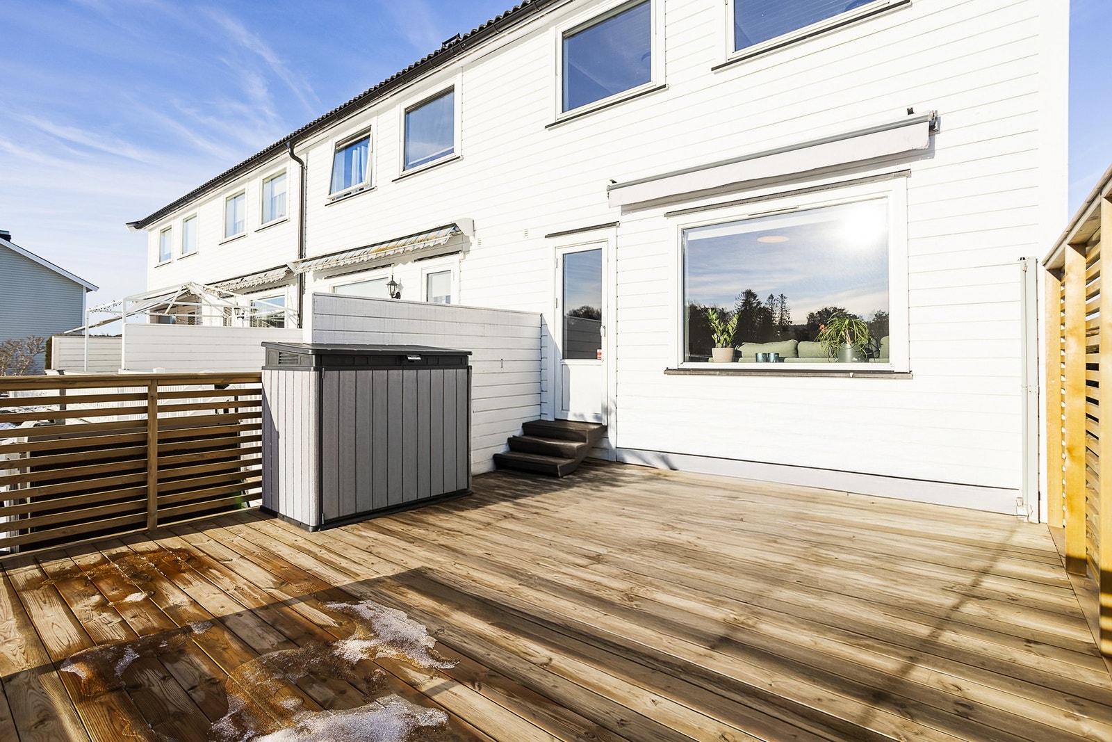 Solrik terrasse med god plass til utemøblement Galleribilde