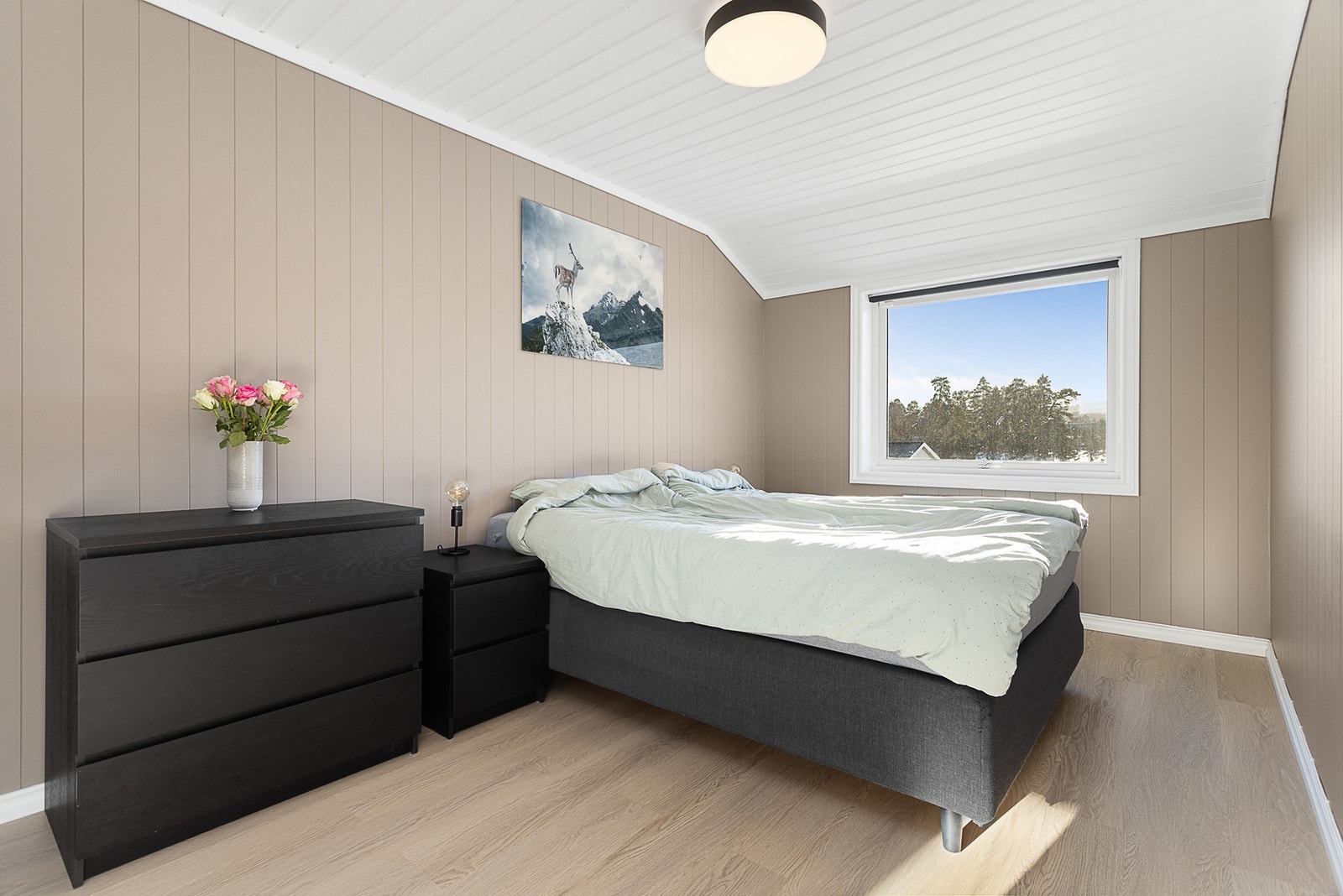 Hovedsoverom med god plass til dobbeltseng og tilhørende møblement Galleribilde