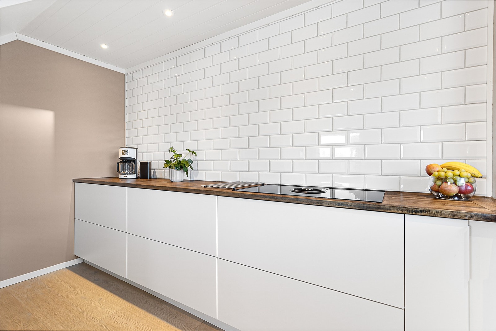 Innredningen har godt med oppbevaringsplass i skuffer og skap, samt god benkeplass Galleribilde