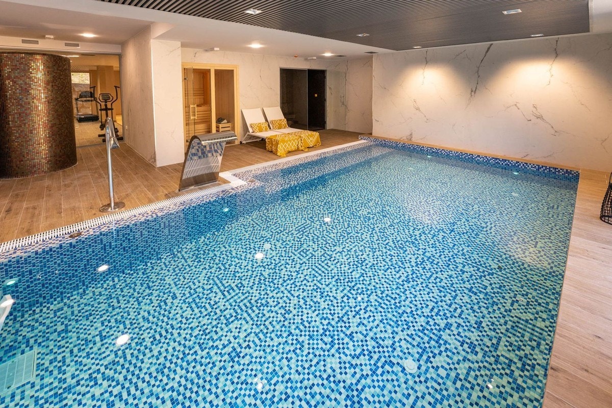 Oppvarmet innendørs basseng Galleribilde