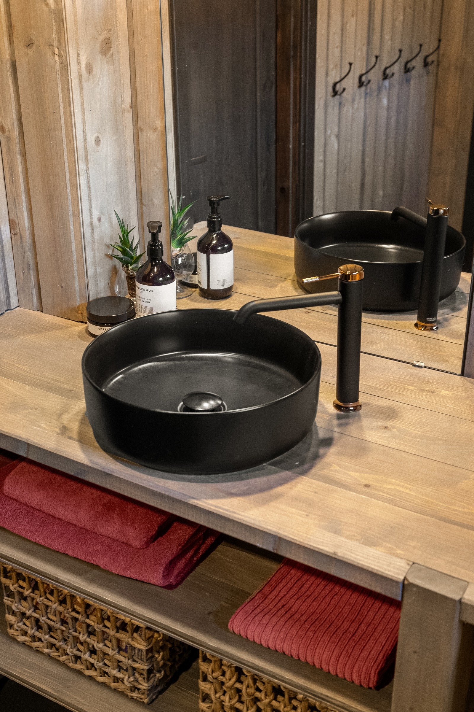 Over en moderne, toppmontert servant er det et stort speil og god belysning. Galleribilde