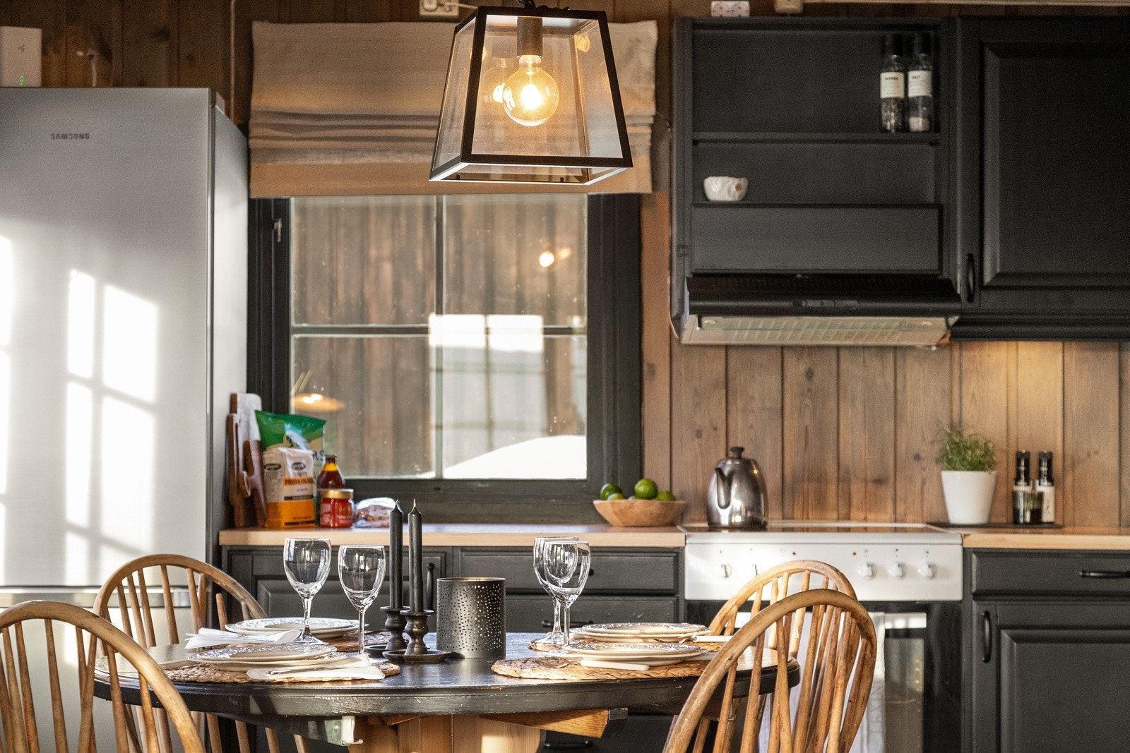 Nærheten mellom kjøkken og spiseplass gjør matlagingen sosial og serveringen enkel. Galleribilde