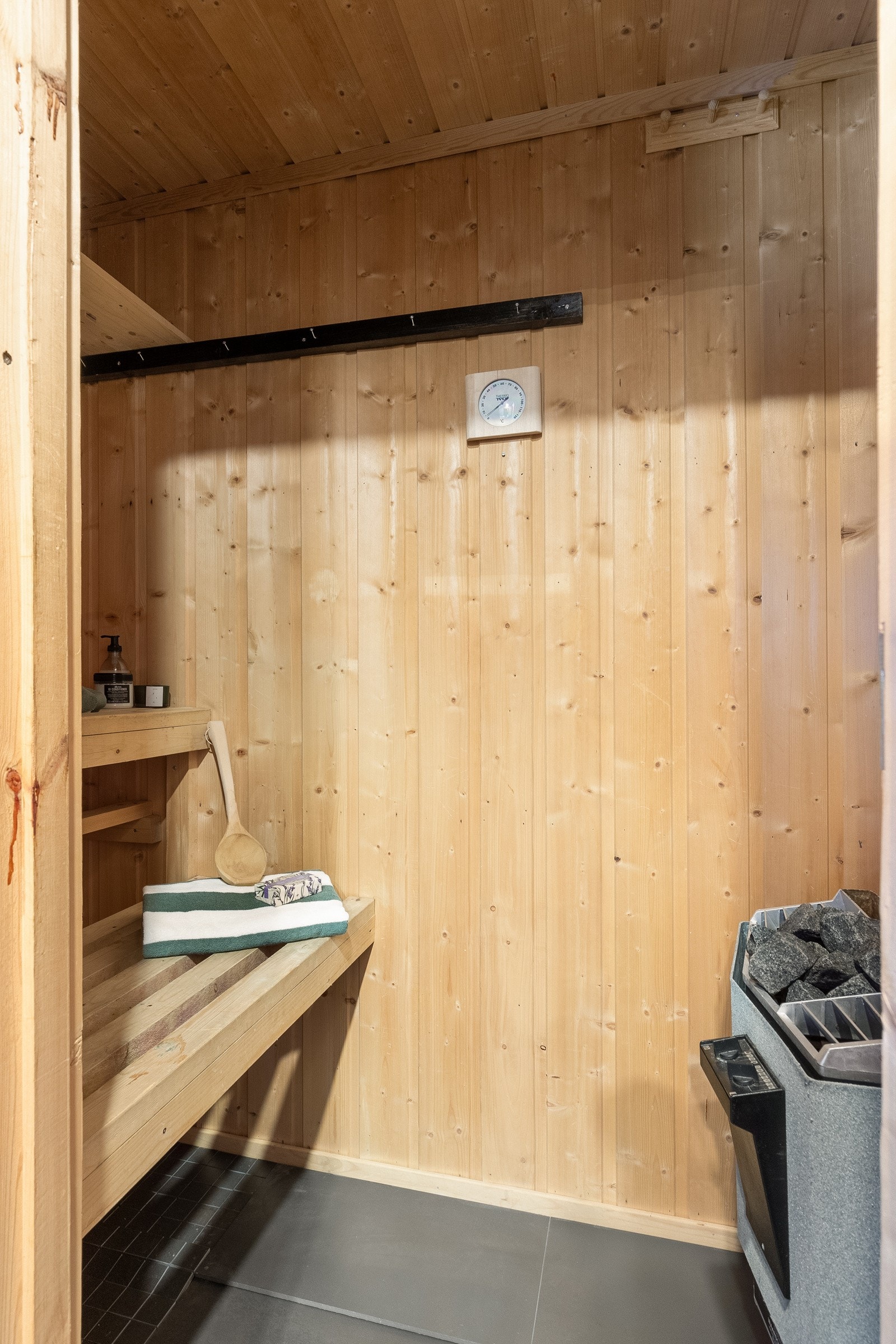 I tilknytning til badet er det en badstue med elektrisk badstueovn. Galleribilde