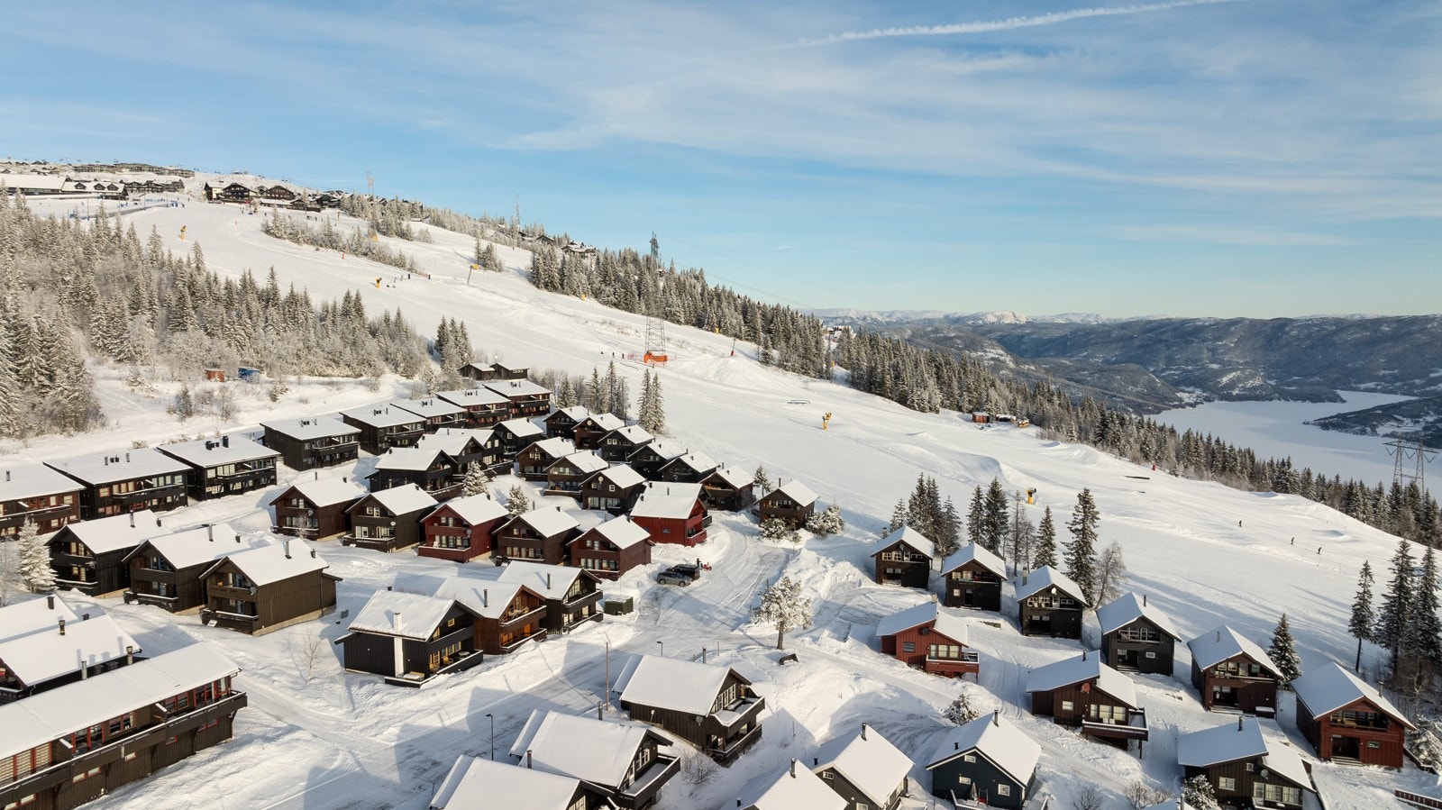 Her kan du spenne skiene på ved hytteveggen og skli rett ut i alpinanlegget. Galleribilde