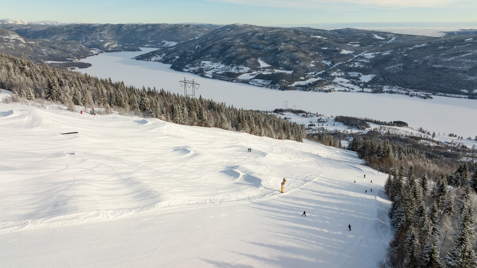 Norefjell Skisenter byr på 14 skiheiser som bringer deg kilometer med alpinløyper, fordelt på 30 nedfarter. Galleribilde