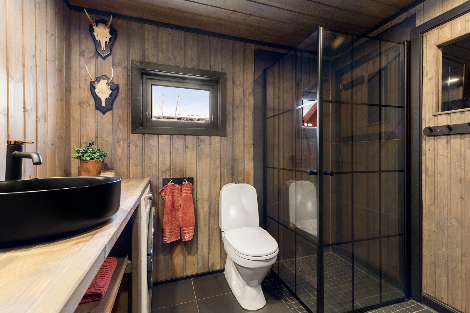 De stilfulle dusjveggene i glass er innfellbare. Galleribilde