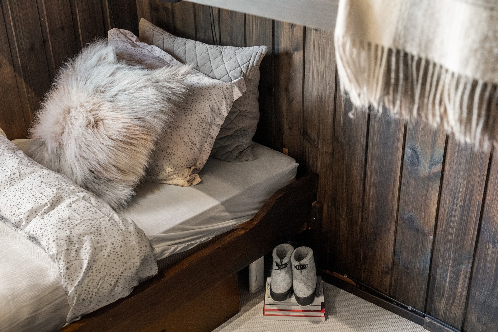 På ett av soverommene i 1. etasje er sengene montert på en plassbesparende, lur måte. Galleribilde