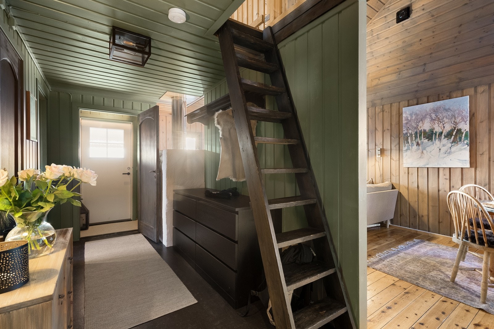 Fra entreen går det en trappestige opp til hemsen. Galleribilde