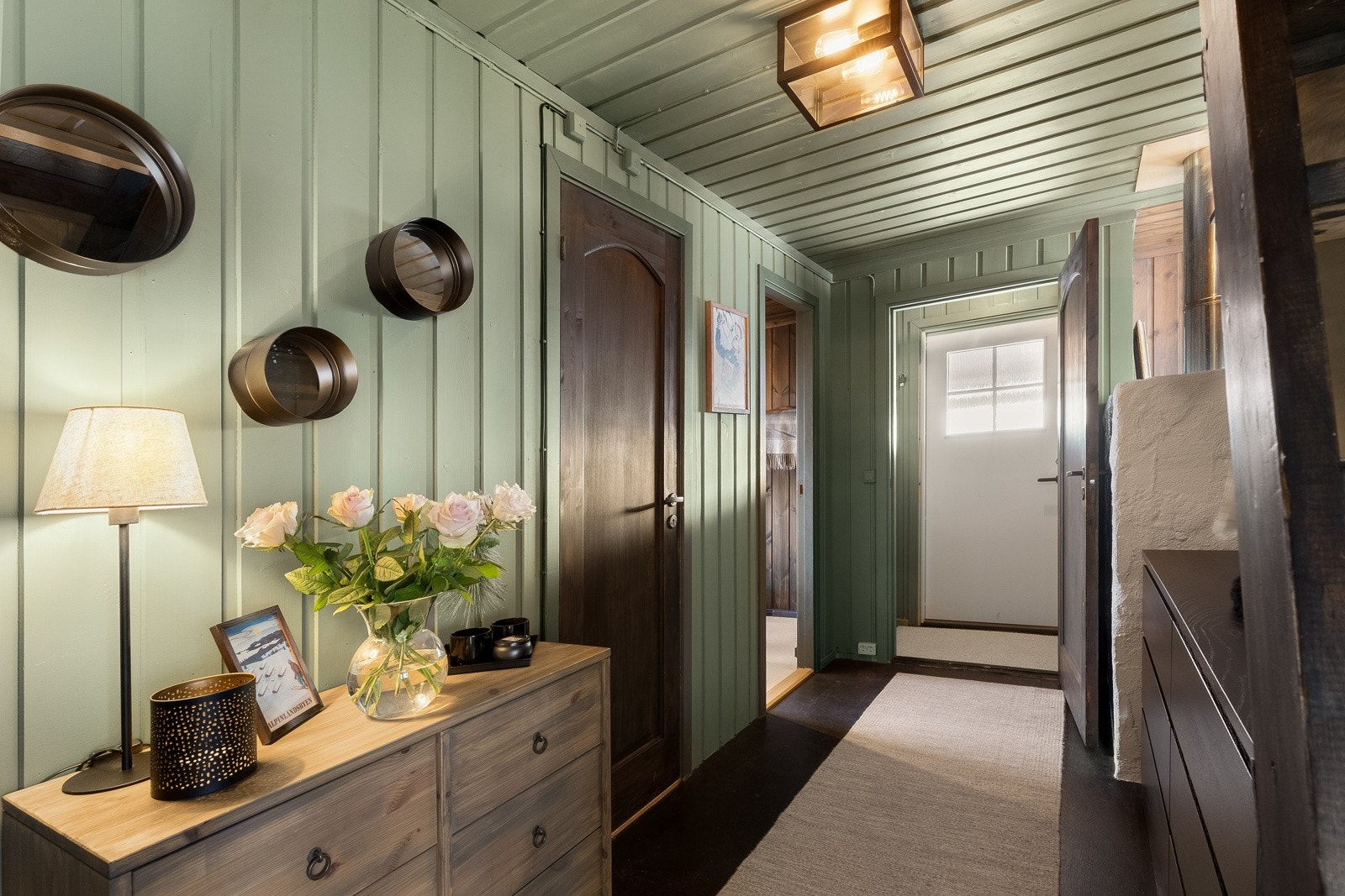 Hytten har en pen entré med plass til oppbevaringsløsninger. Galleribilde