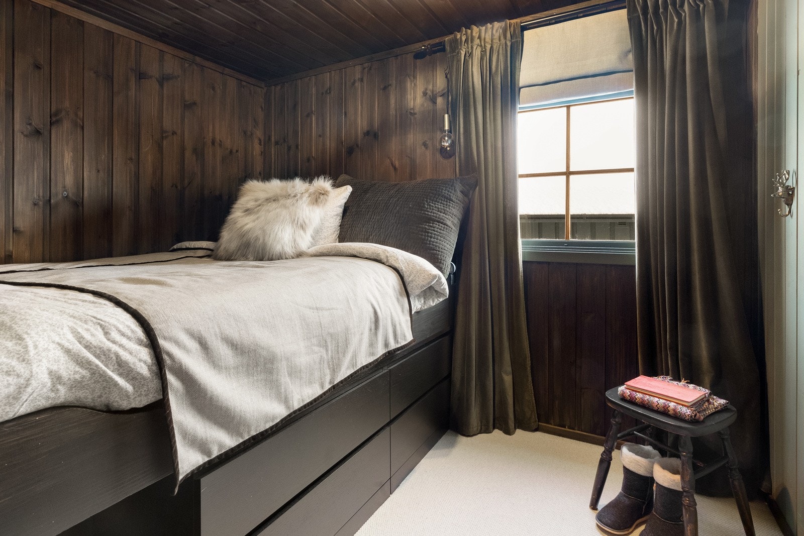 Begge soverommene i 1. etasje har plassbygde senger. Galleribilde