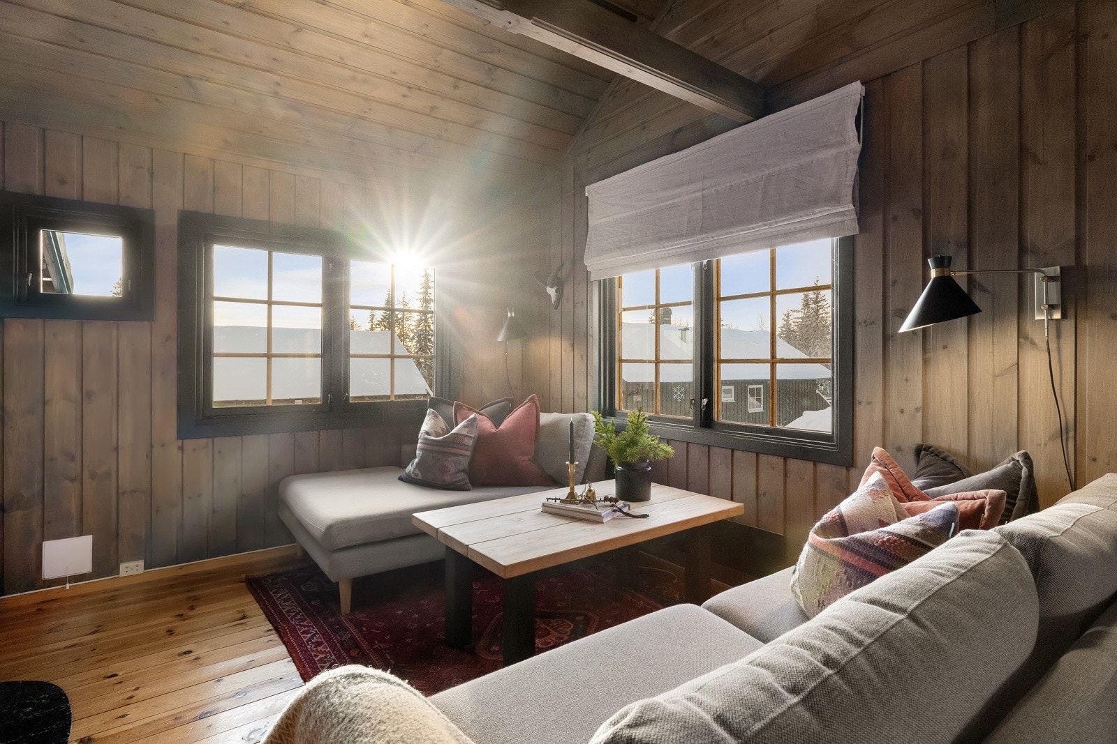 I stuesonen er det plass til sofagruppe, lenestol og tv-/mediastasjon. Galleribilde