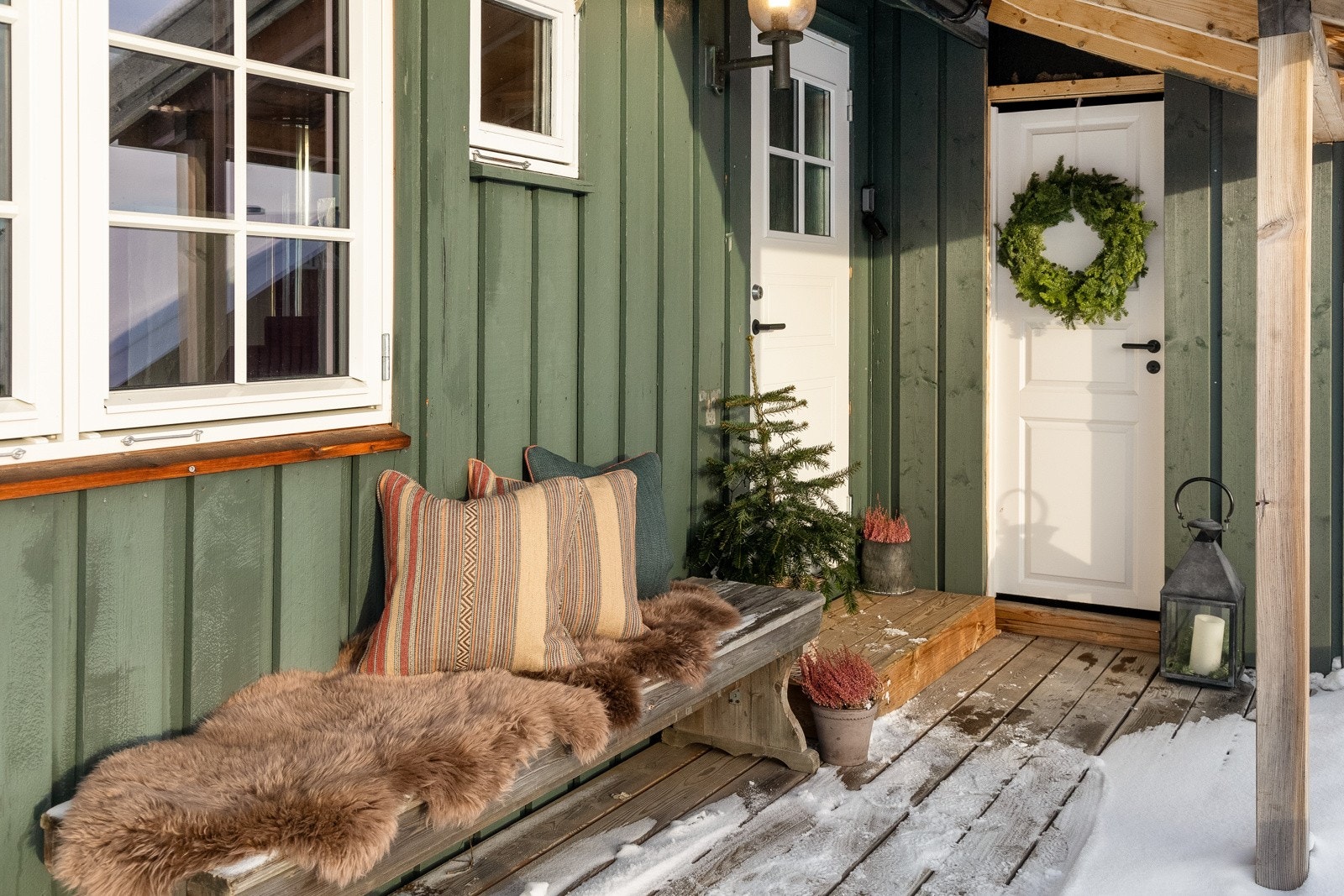 Terrassen er på ca. 12 kvm, og har fin plass til grill og utemøblement. Galleribilde