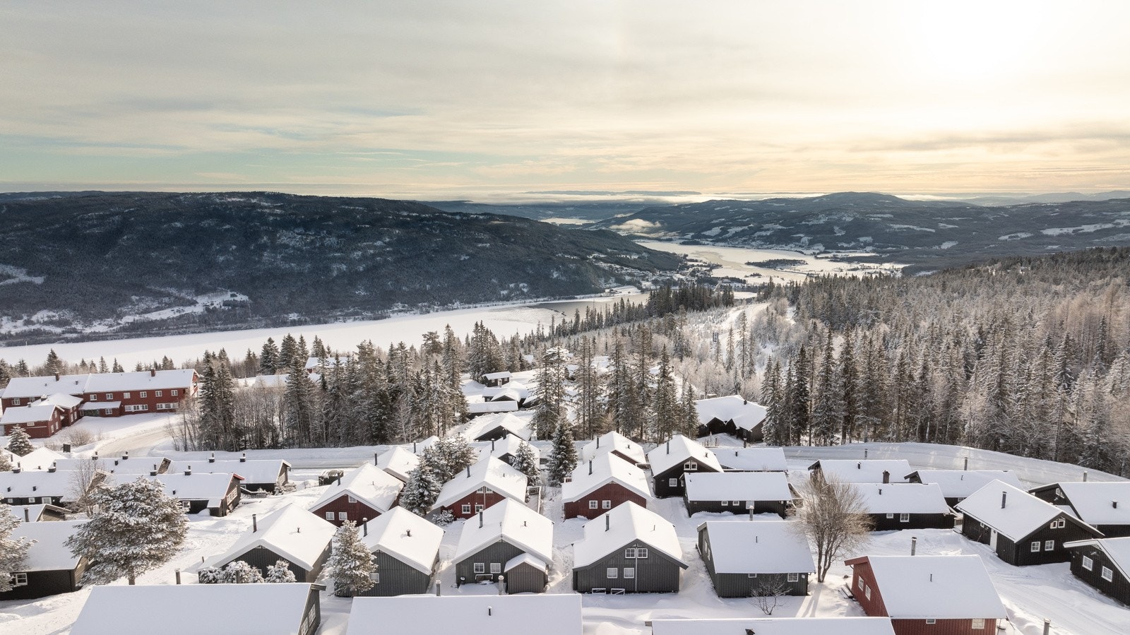 Hyttefeltet ligger ca. 2 km syd for Norefjellstua. Galleribilde