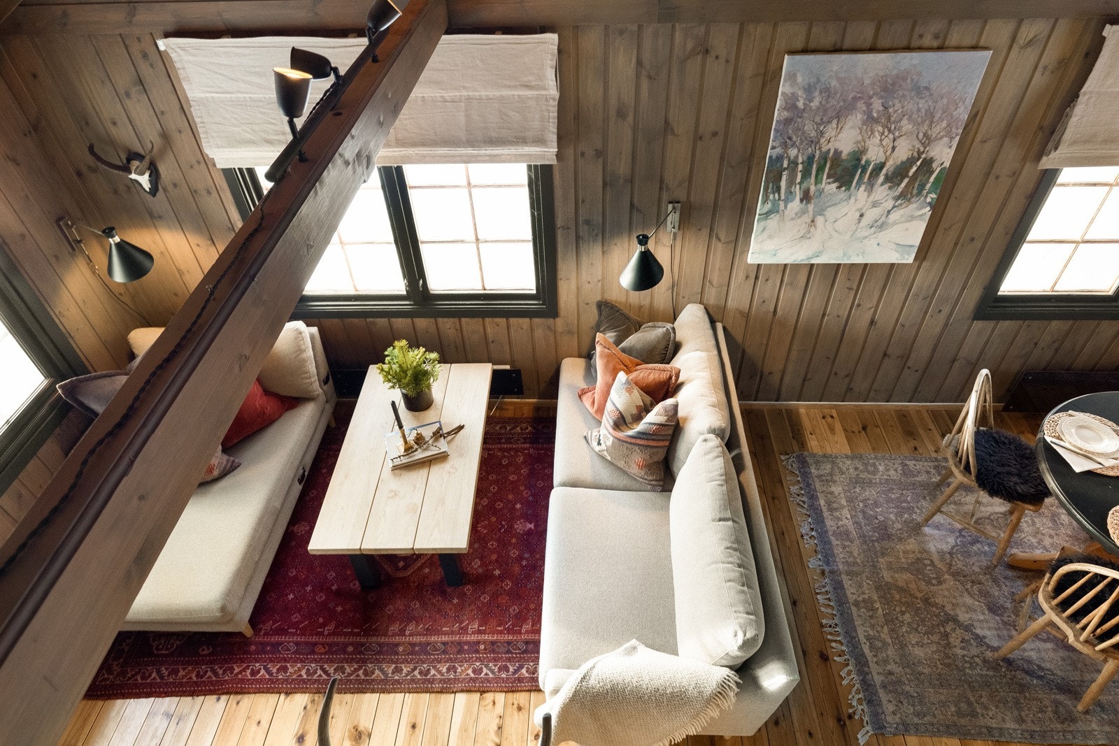 Fra hemsen er det åpent ned til det lune allrommet. Galleribilde