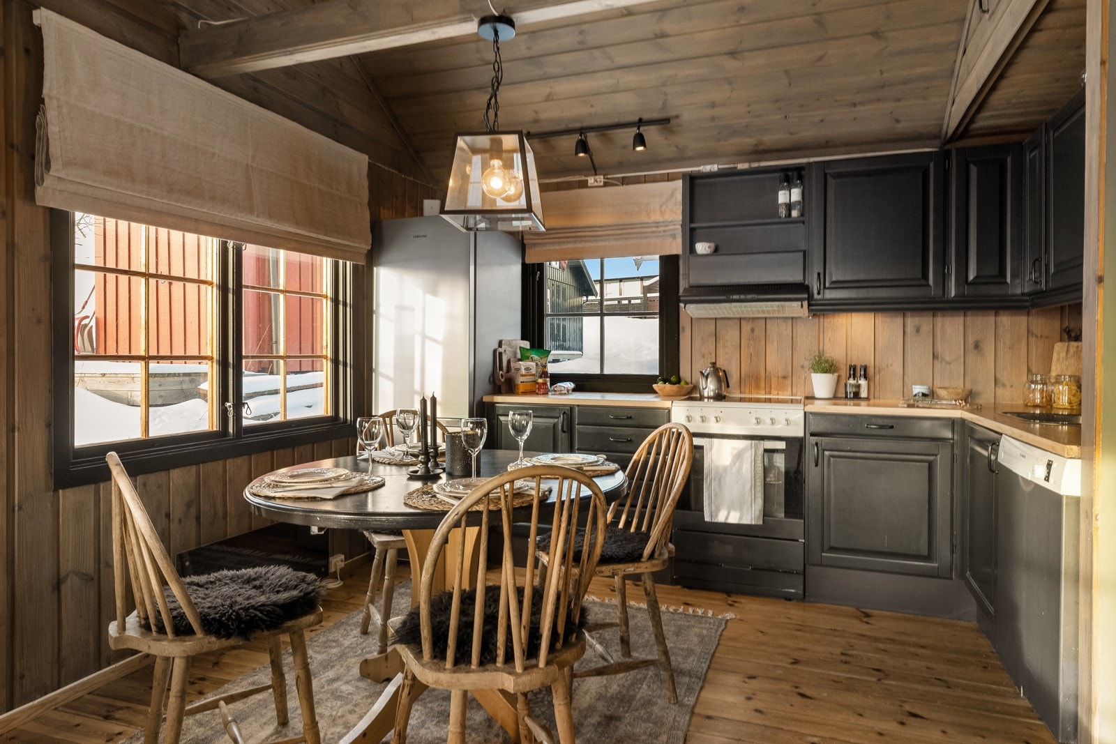 Hytten har et tradisjonelt og pent kjøkken med god skap- og benkeplass. Galleribilde