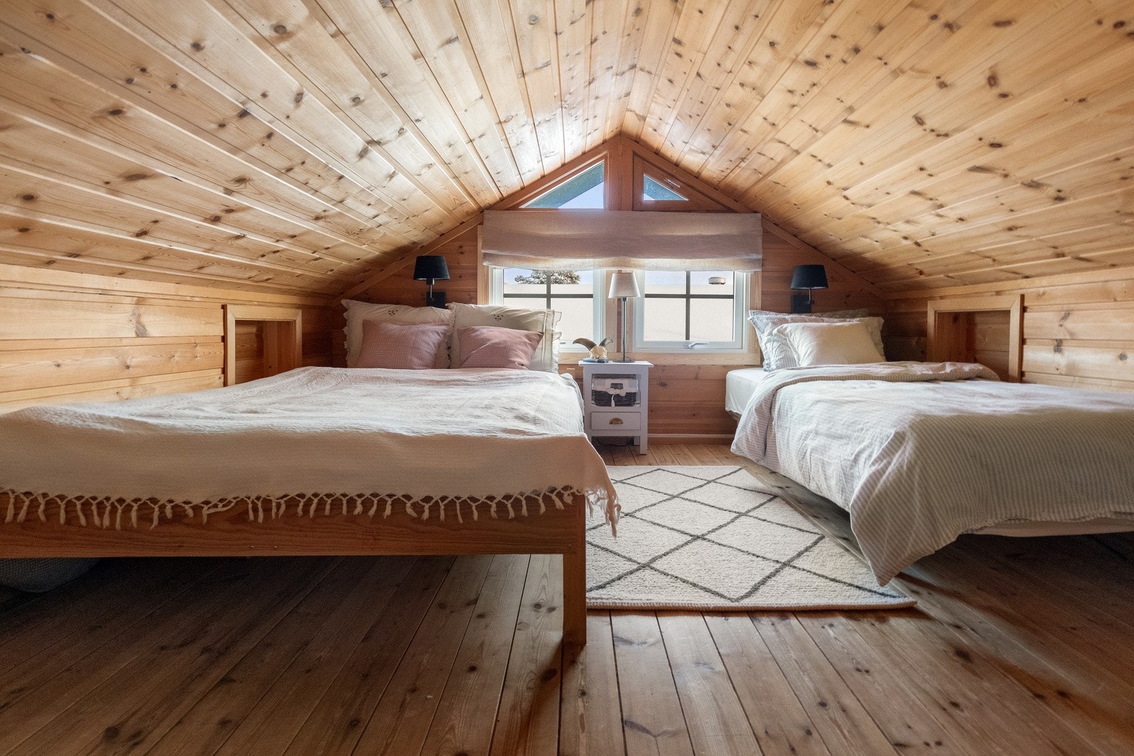 Det er satt inn nye vinduer med isolerglass på hemsen i 2020. Galleribilde