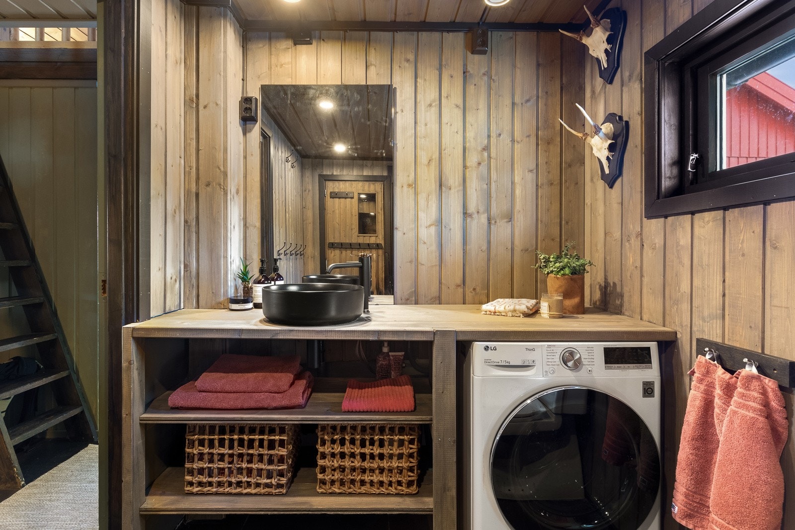 Hytten har et pent bad med opplegg for vaskemaskin. Galleribilde