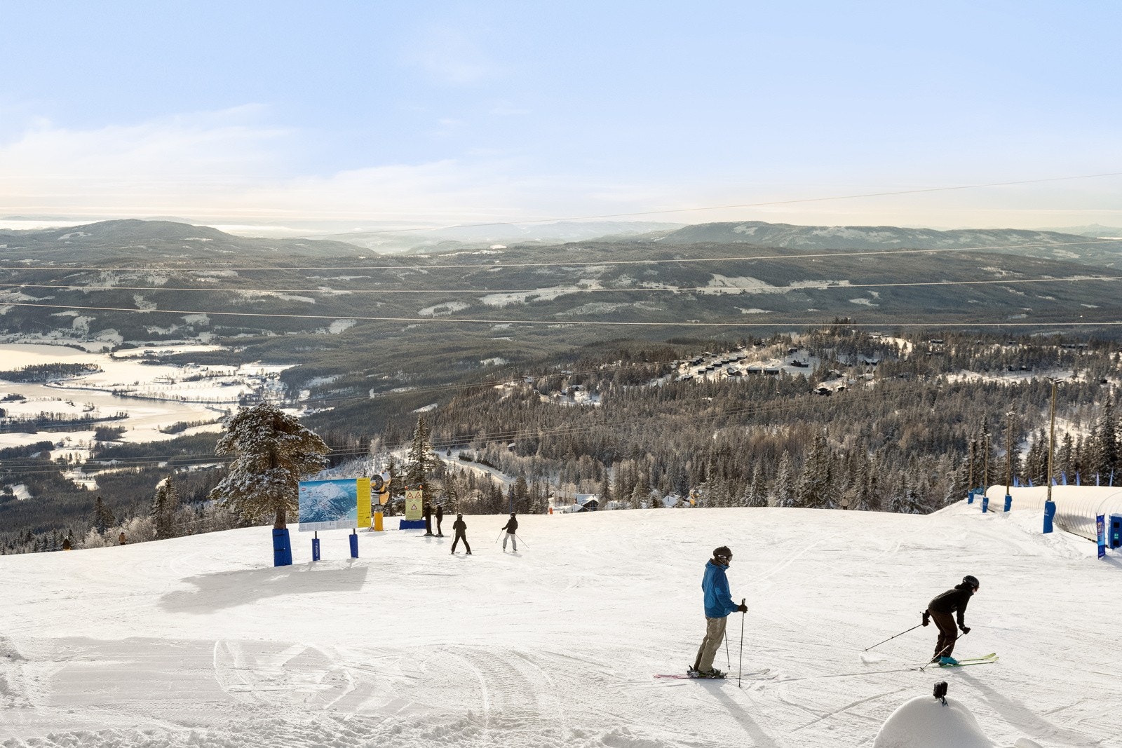 Fritidsboligen ligger i Alpinlandsbyen på Norefjell, ca. 700 moh., rett ved Norefjell alpinanlegg. Galleribilde