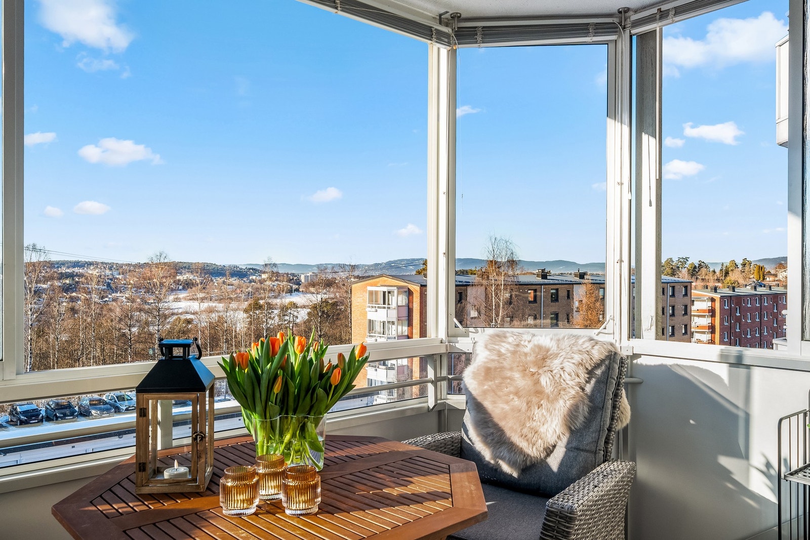 Høsten 2022 ble balkongen oppgradert med ny platting på balkonggulv. Galleribilde