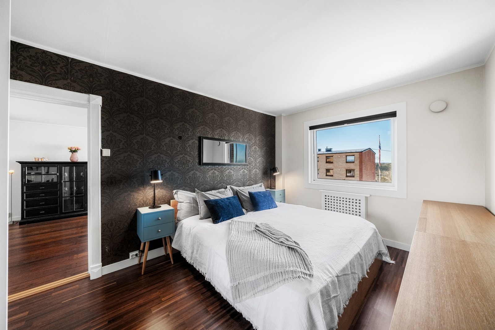 Leiligheten har to soverom som er godt plassert i hver sin ende. Hovedsoverommet er av god størrelse med plass til dobbeltseng og nattbord. Galleribilde