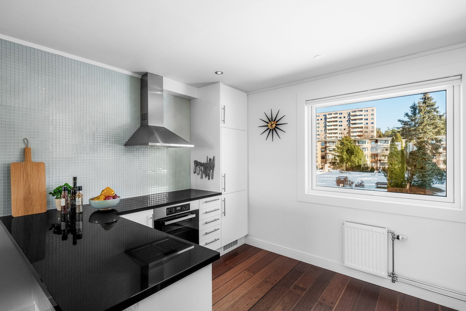 Tidløst og praktisk IKEA-kjøkken fra 2010 med en behagelig tilbaketrukket plassering. Galleribilde