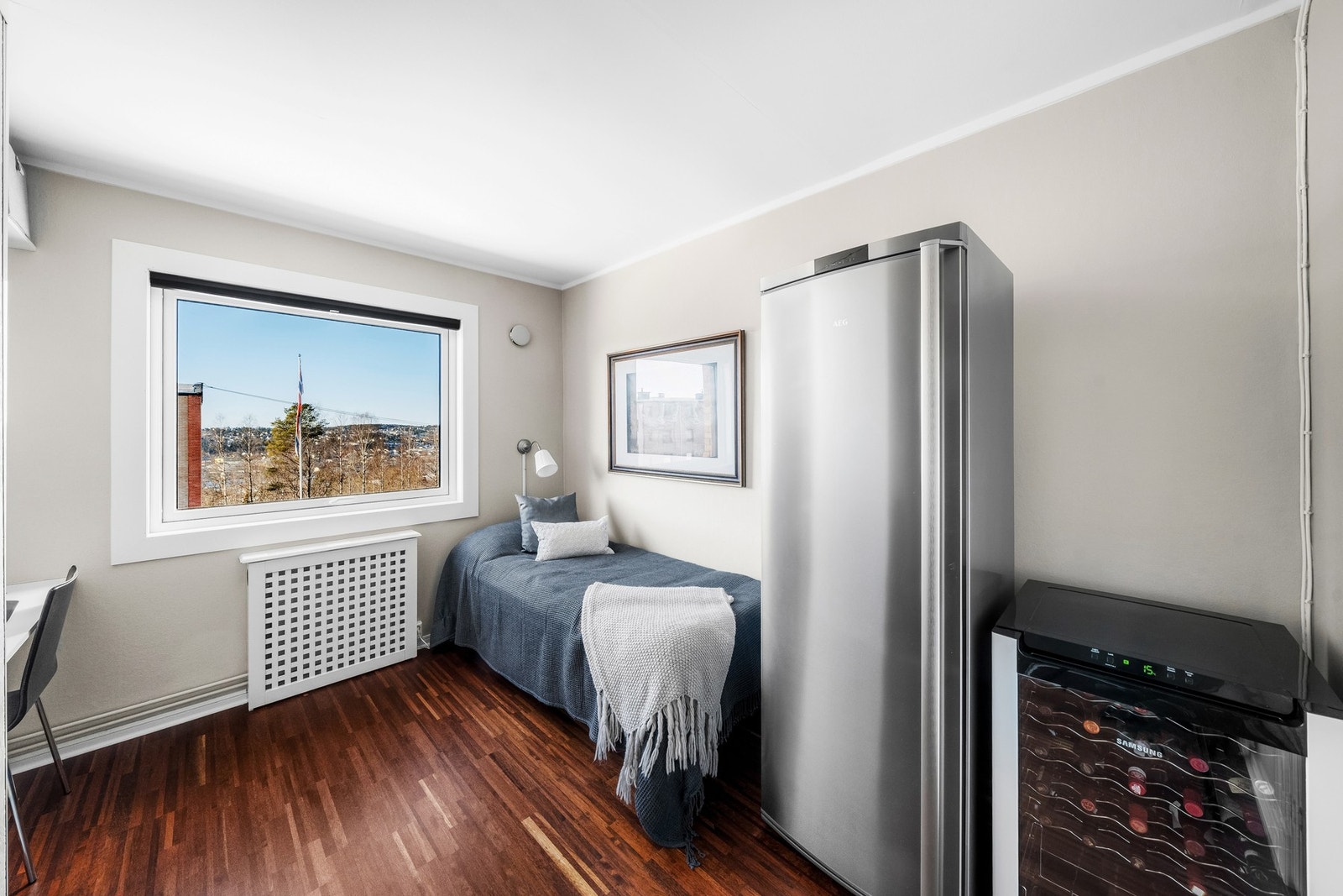 Soverom 2 er også av god størrelse med plass til kontorløsning, seng og garderobeløsning. Galleribilde