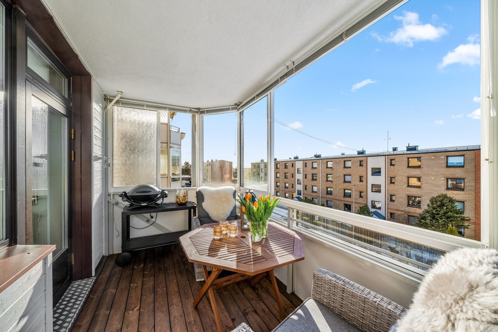 Balkongens innglassering kan enkelt åpnes- og lukkes helt eller delvis for ønsket tilpasning. Galleribilde