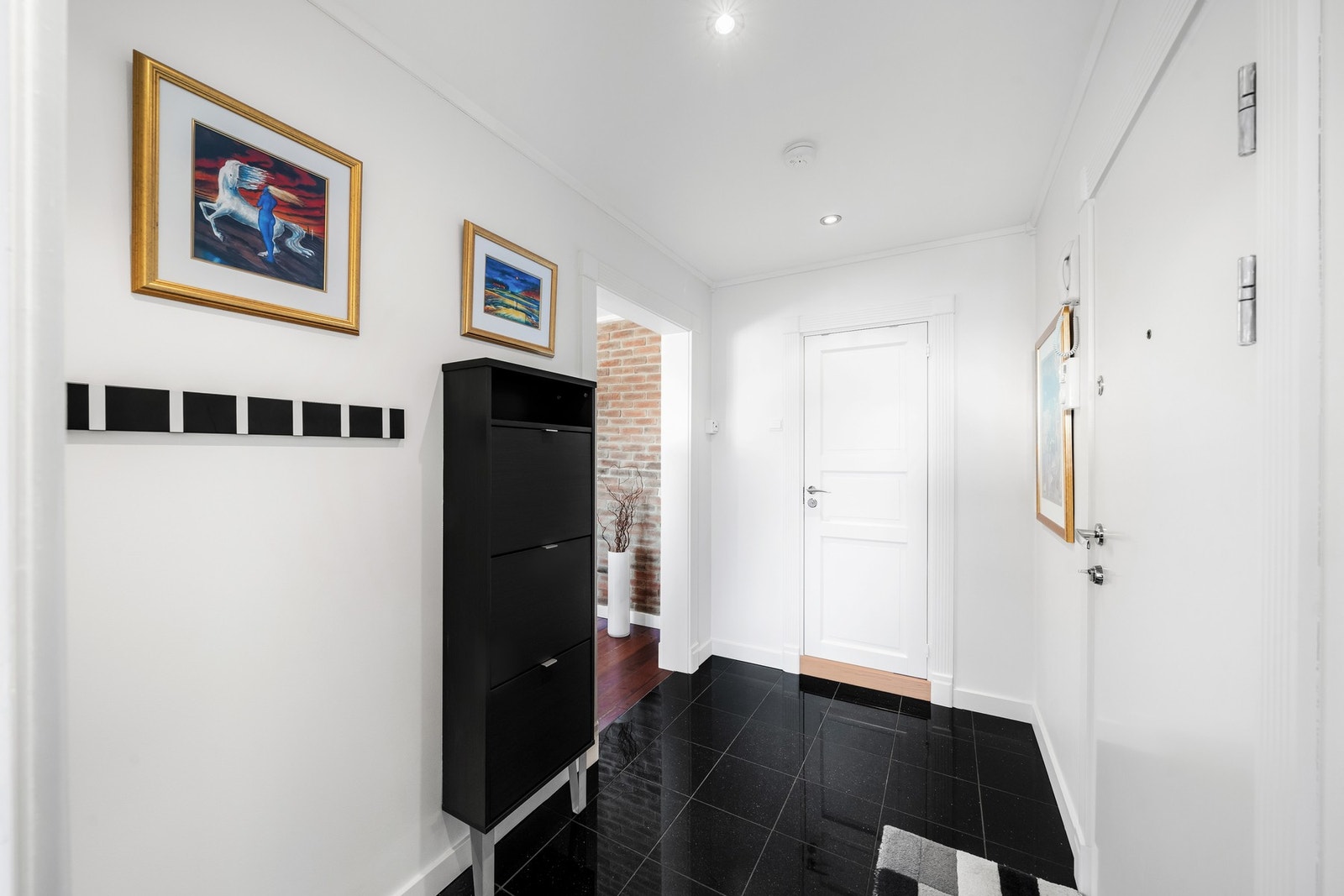 Svært praktisk entré med gode lagringsmuligheter med innvendig bod/kott for ytterligere oppbevaring. Galleribilde