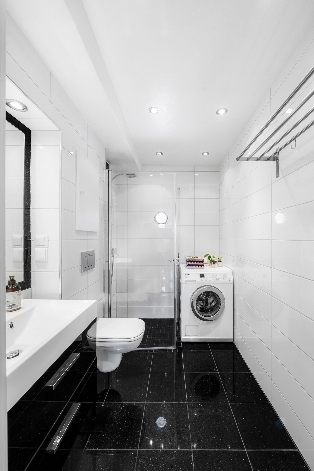 Pent flislagt baderom med termostatstyrte varmekabler på gulv. Galleribilde