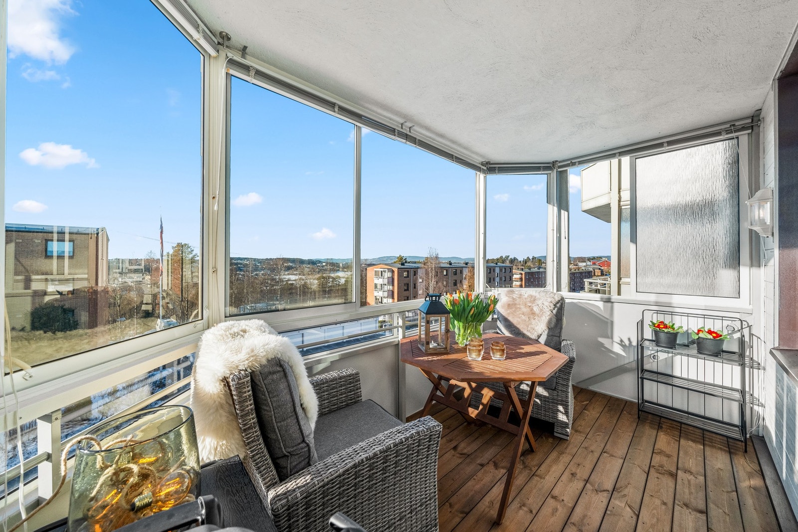 Fra stuen er det utgang til en romslig, innglasset balkong på ca. 9 kvm. Galleribilde