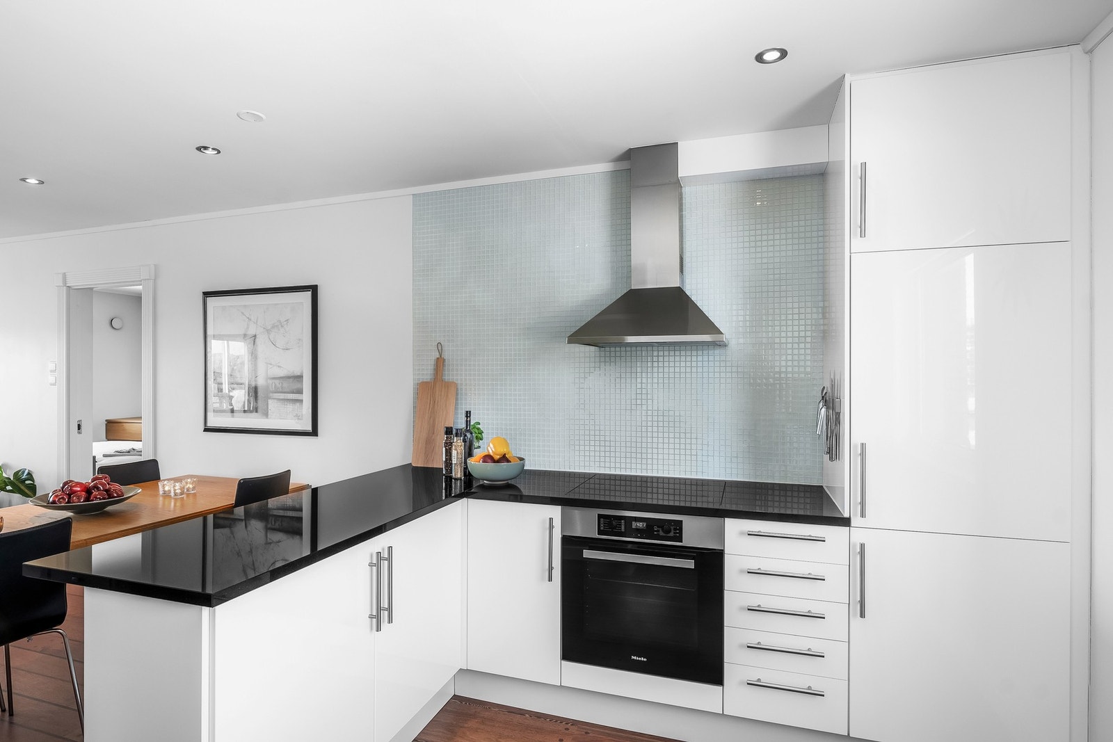 Kjøkkenet har en velbevart benkeplate i granitt som gir en eksklusivt utrykk. Galleribilde