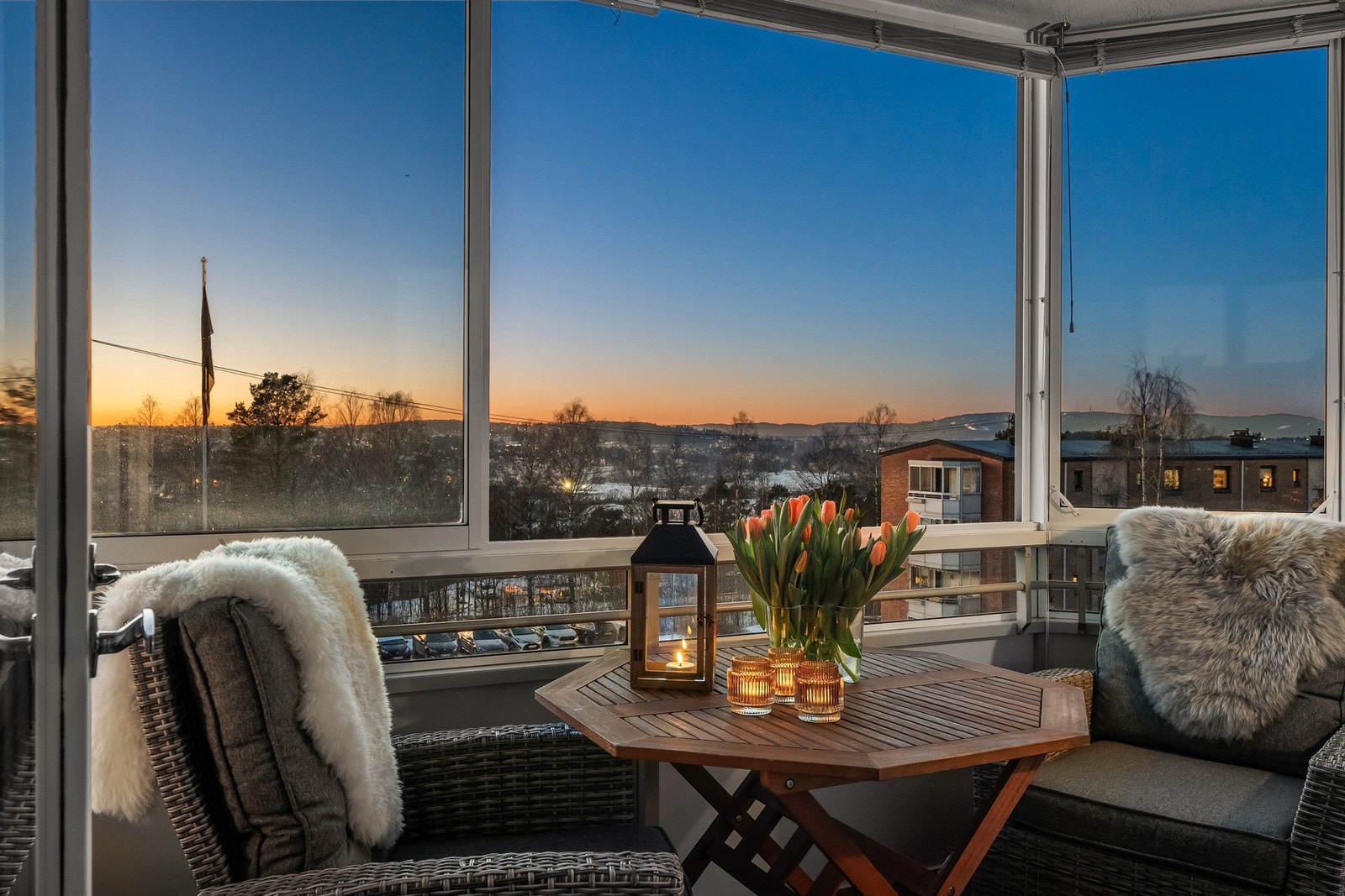 Den romslige balkongen gir en flott forlengelse av stuen på varme sommerdager. Galleribilde