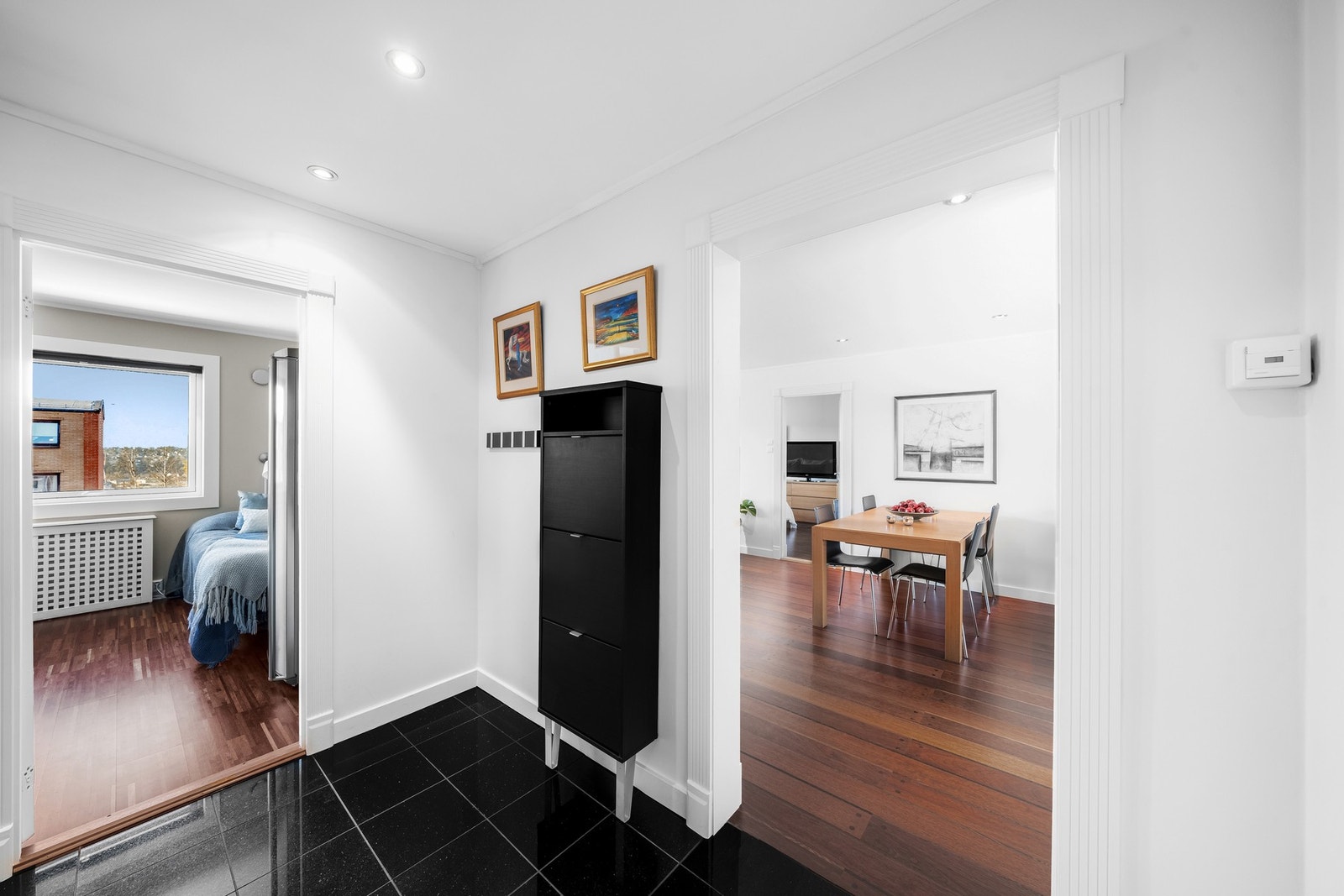 Du ønskes velkommen inn i en innbydende og flislagt entré med adkomst til stue, soverom 2 og bad. Galleribilde