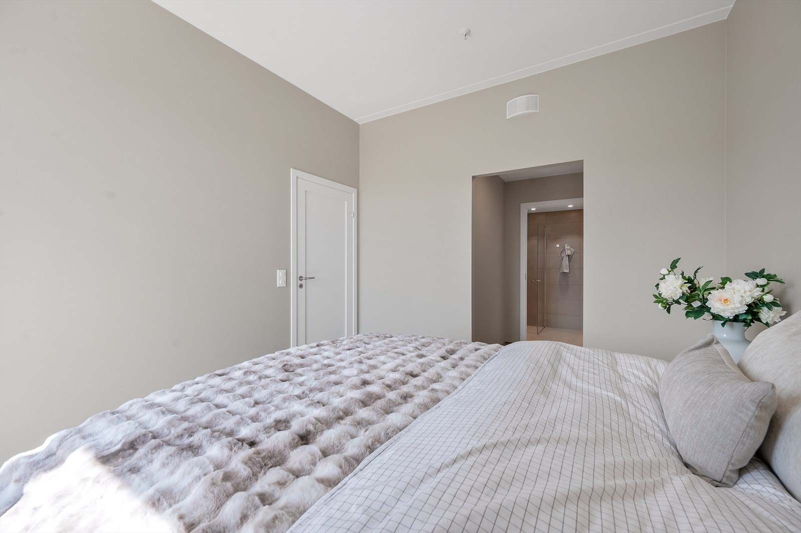 Privat soveromsavdeling med walk-through garderobe og eget bad. Galleribilde