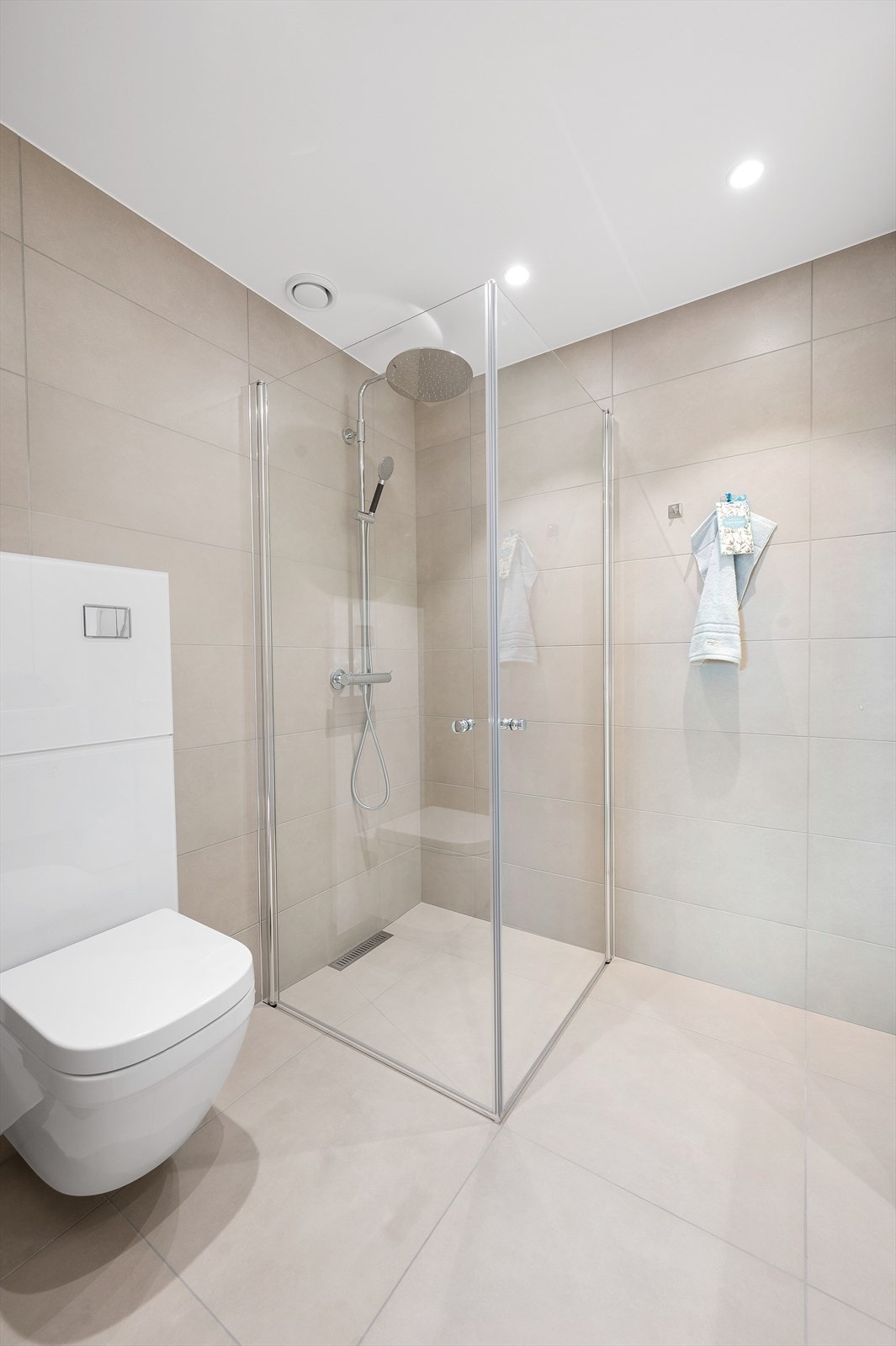 Begge bad har fliser til tak, wc, innredning og dusjhjørne. Galleribilde