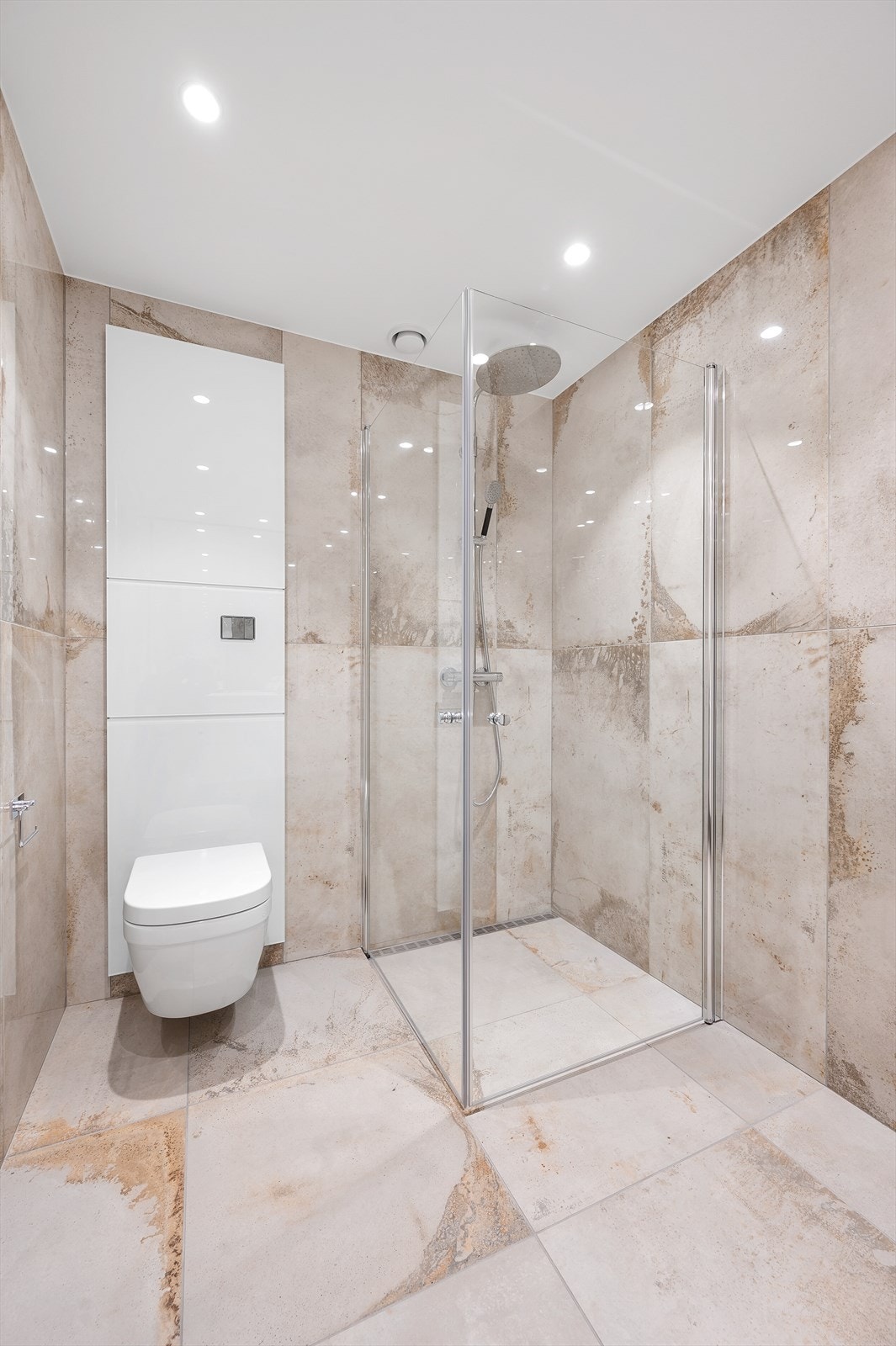 Begge bad er helfliset med lekkert design og påkostede løsninger, vegghengt toalett, servantinnredninger og dusjhjørne. Galleribilde