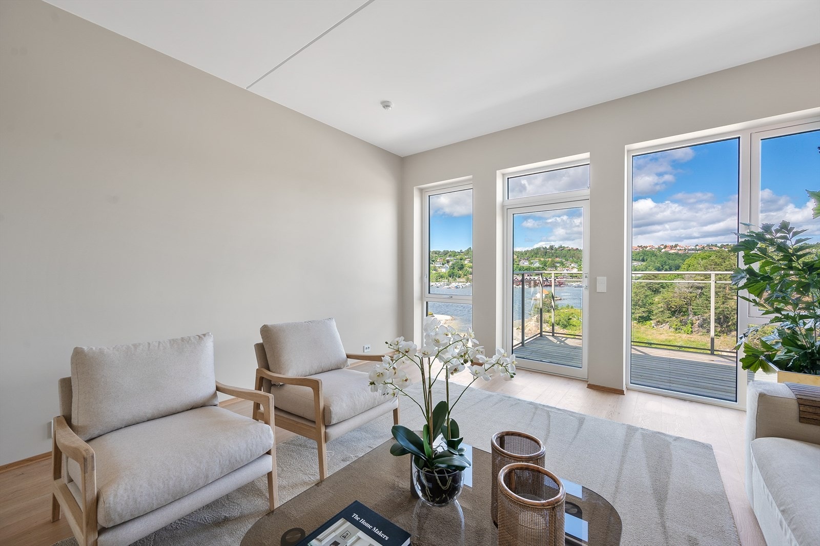 Store vindusflater og nesten 3 meter under taket. Galleribilde