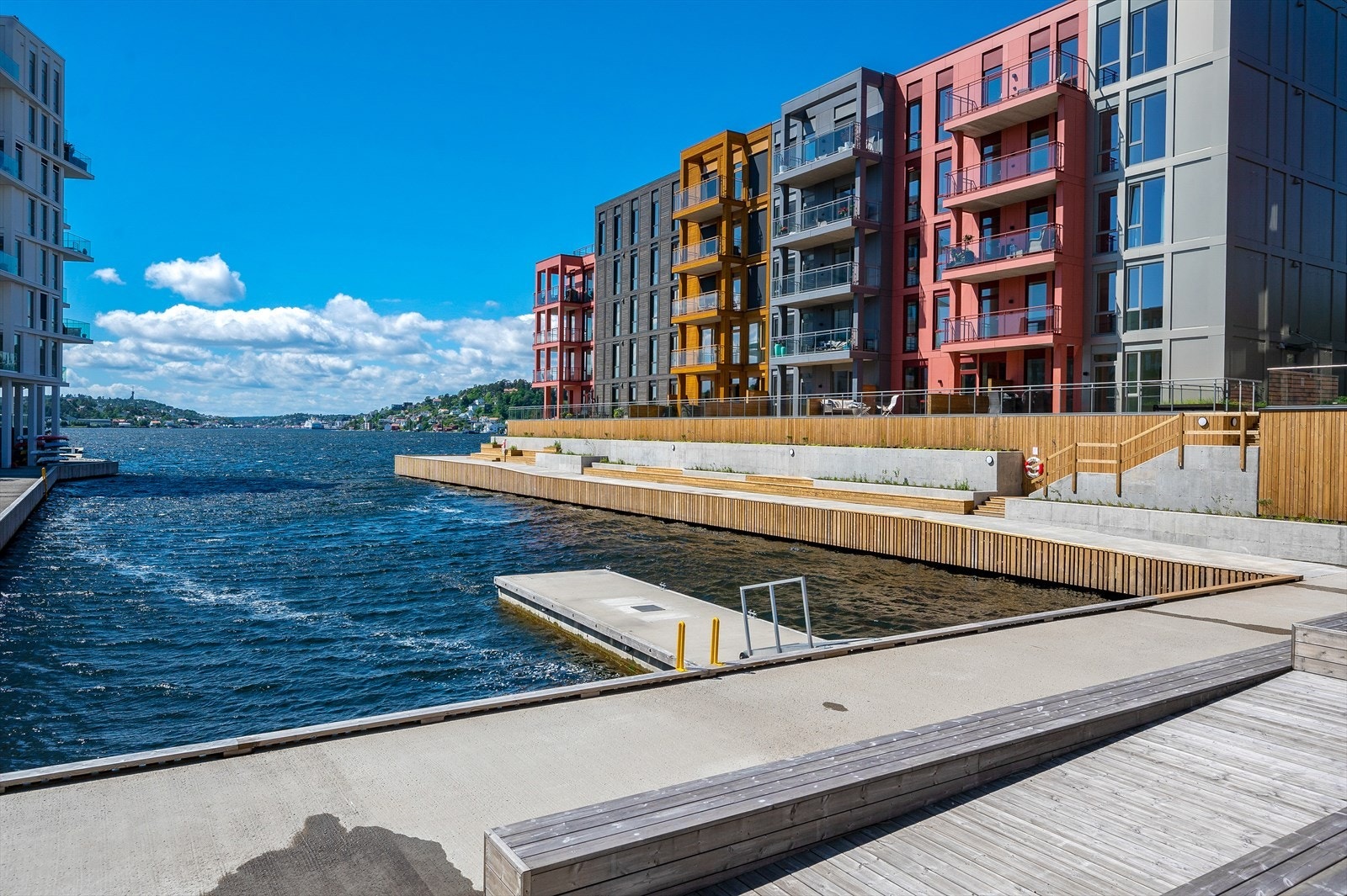 Bryggebyen er fortsatt i utvikling med her befinner man seg i områdets absolutte indrefilèt og den sydvestre delen som består av byggetrinn 1 og 2 er nå ferdigstilt. Galleribilde