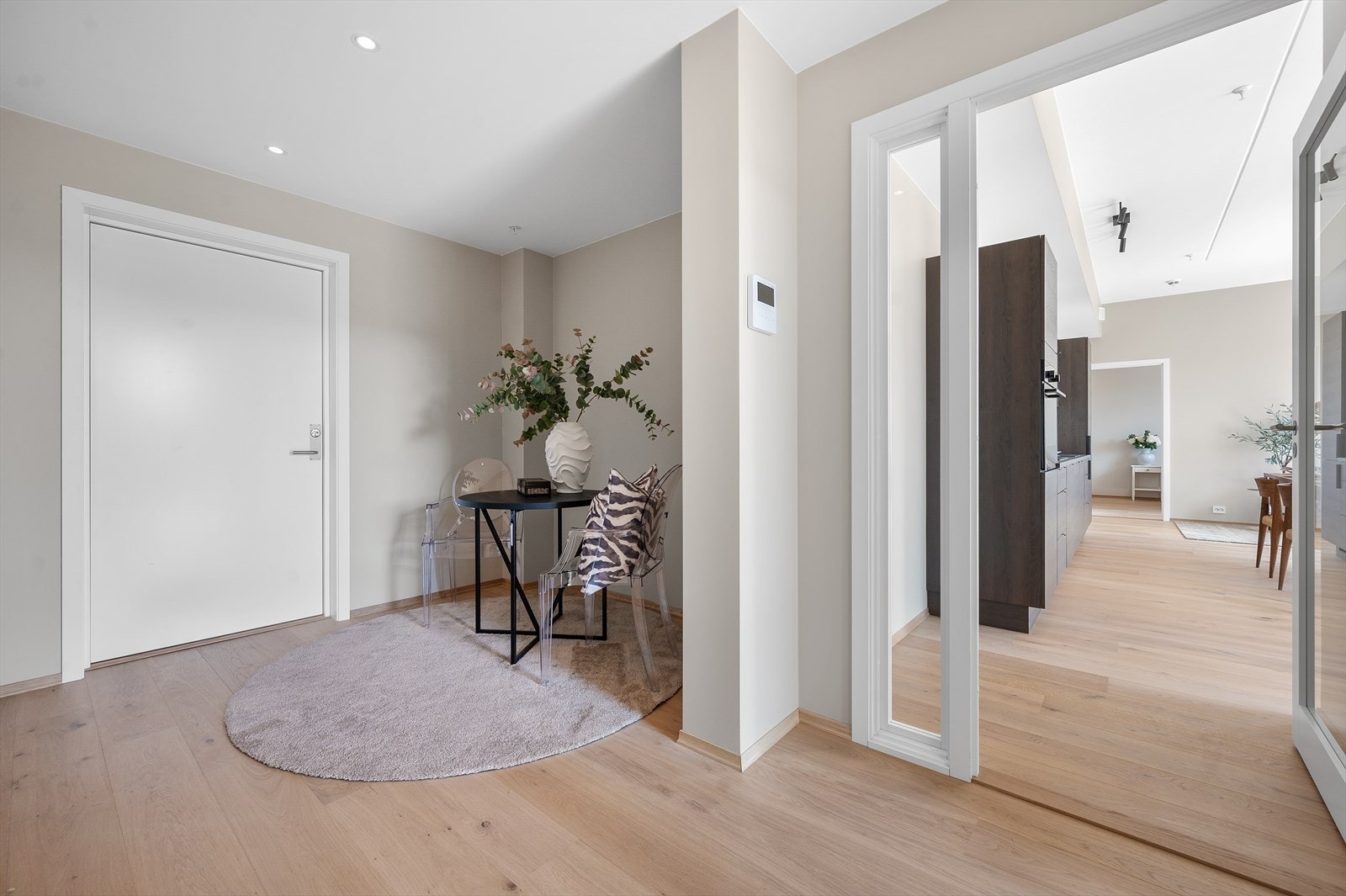 Romslig inngangsparti med mulighet for garderobe. Galleribilde