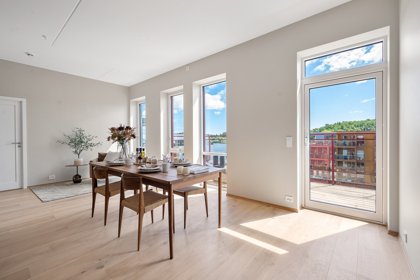 Stort, sosialt kjøkken / allrom med nydelig utsikt, egen balkong - Mye lys og luft. Galleribilde