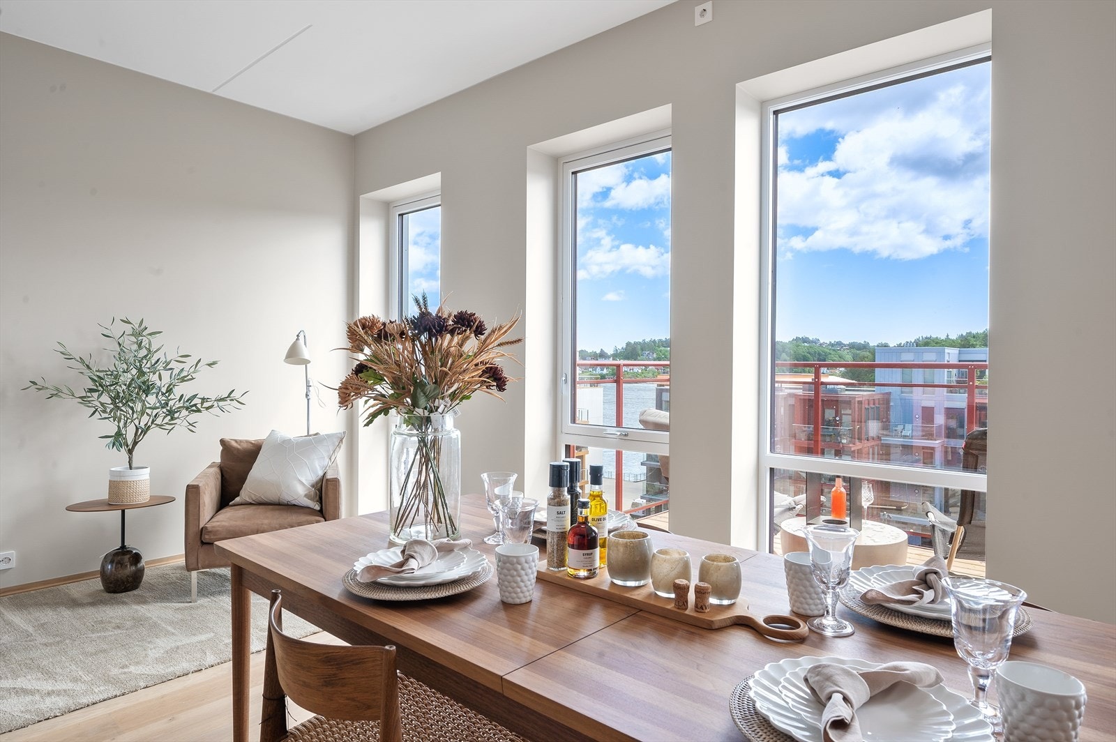 Nydelig utsikt fra alle rom i boligen. Galleribilde