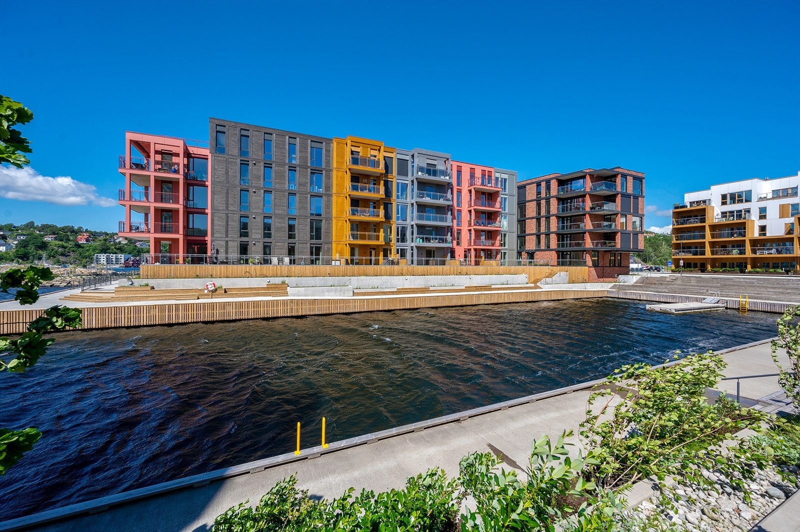 Beliggenheten er helt i sjøkanten med sol fra tidlig morgen til sen kveld Galleribilde