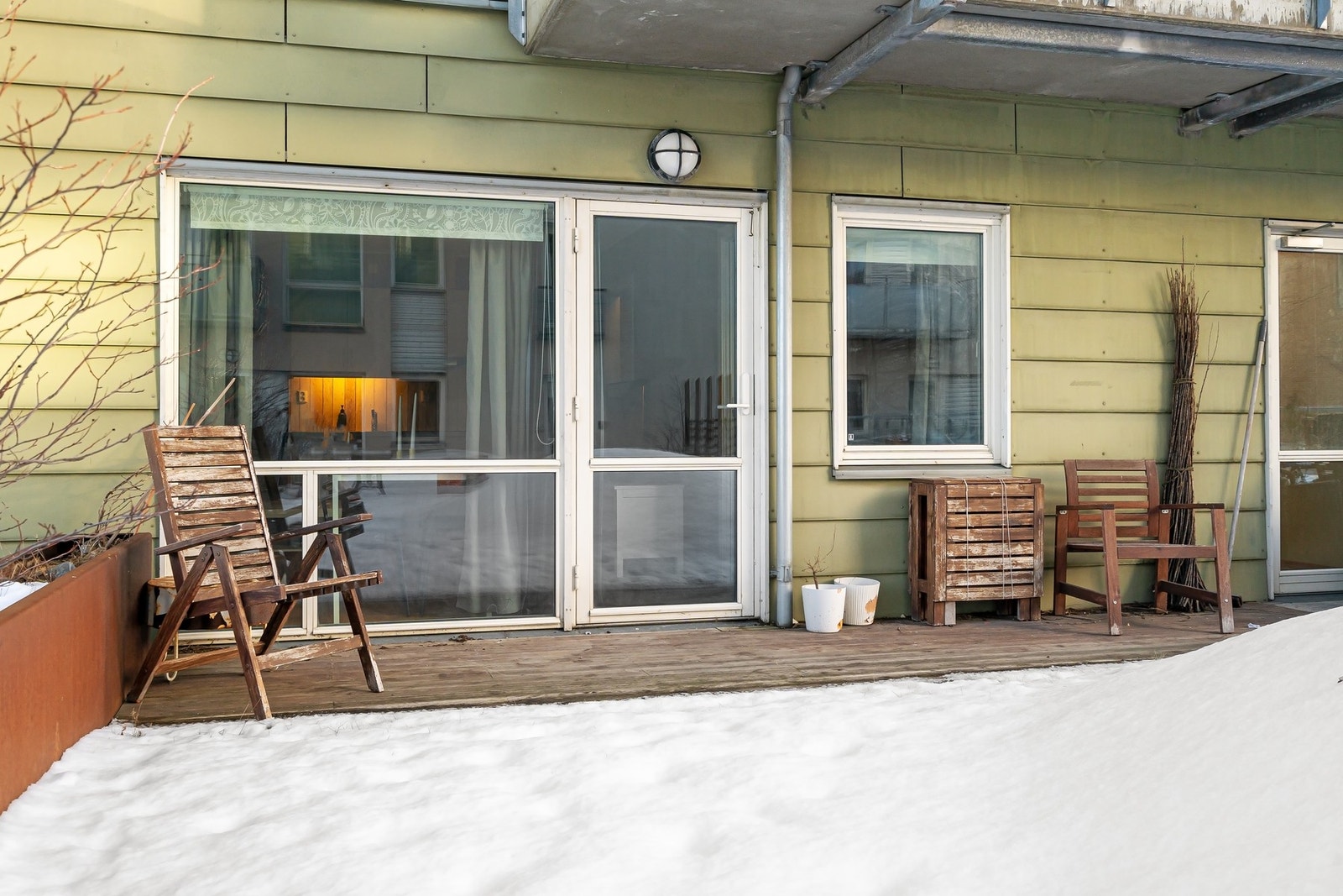 Fra stuen har man direkte utgang til en herlig og solrik markterrasse som forlenger stuen på sommerhalvåret. Galleribilde