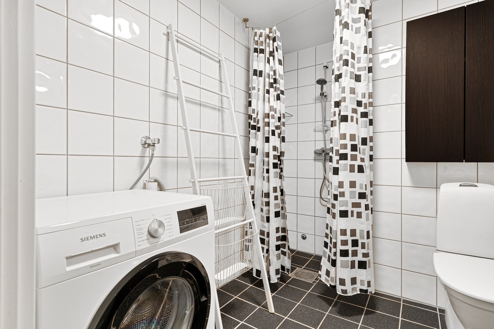 Badet har opplegg for vaskemaskin og elektriske varmekabler i gulv. Galleribilde