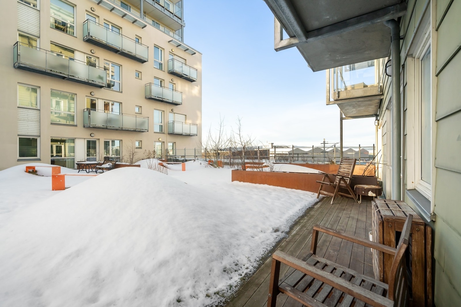 Denne fantastiske uteplassen gir deg muligheten til å nyte frisk luft og solskinn rett utenfor døren. Galleribilde