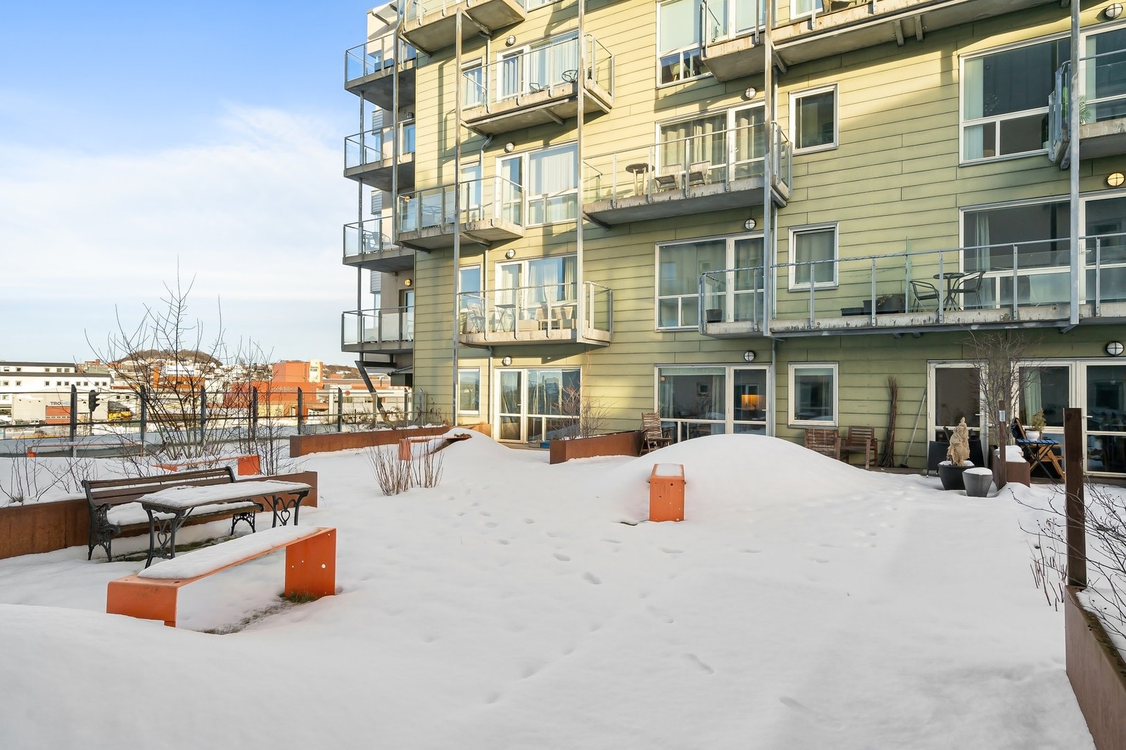 Felles takterrassen som er pent opparbeidet og ligger i en høy 3. etasje, godt over gateplan. Galleribilde