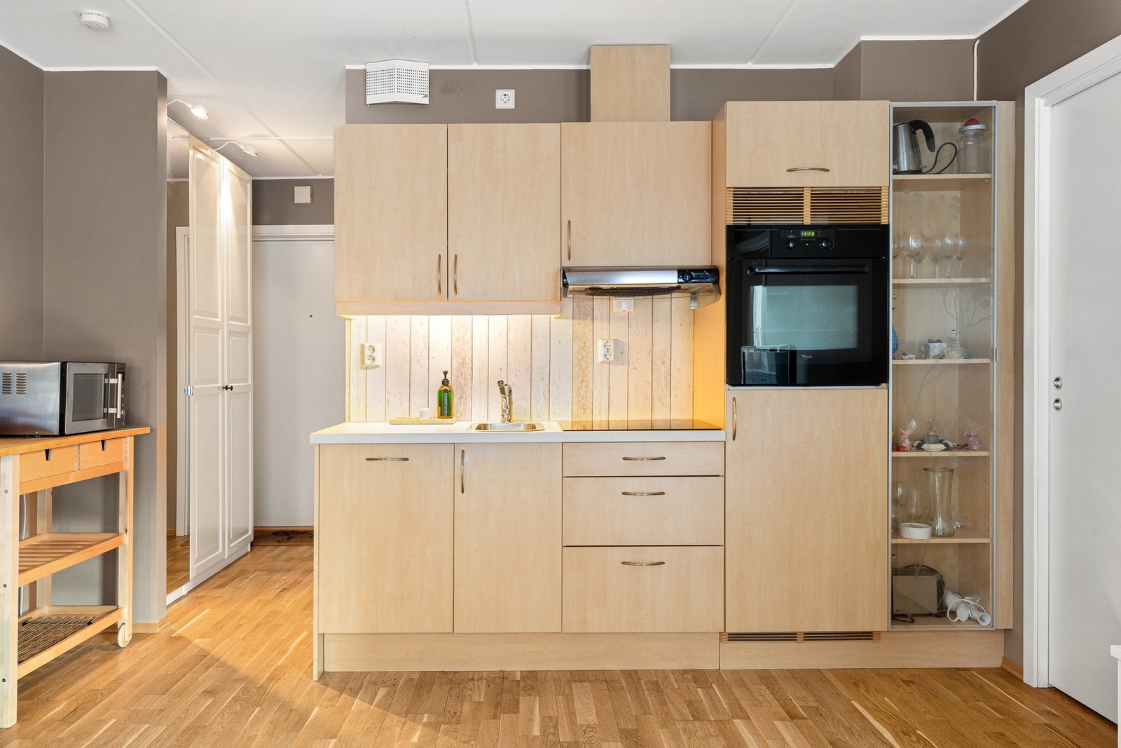 Kjøkkenet framstår som godt vedlikeholdt og har mottatt tilstandsgrad 1 av takstmann i tilstandsrapporten. Galleribilde