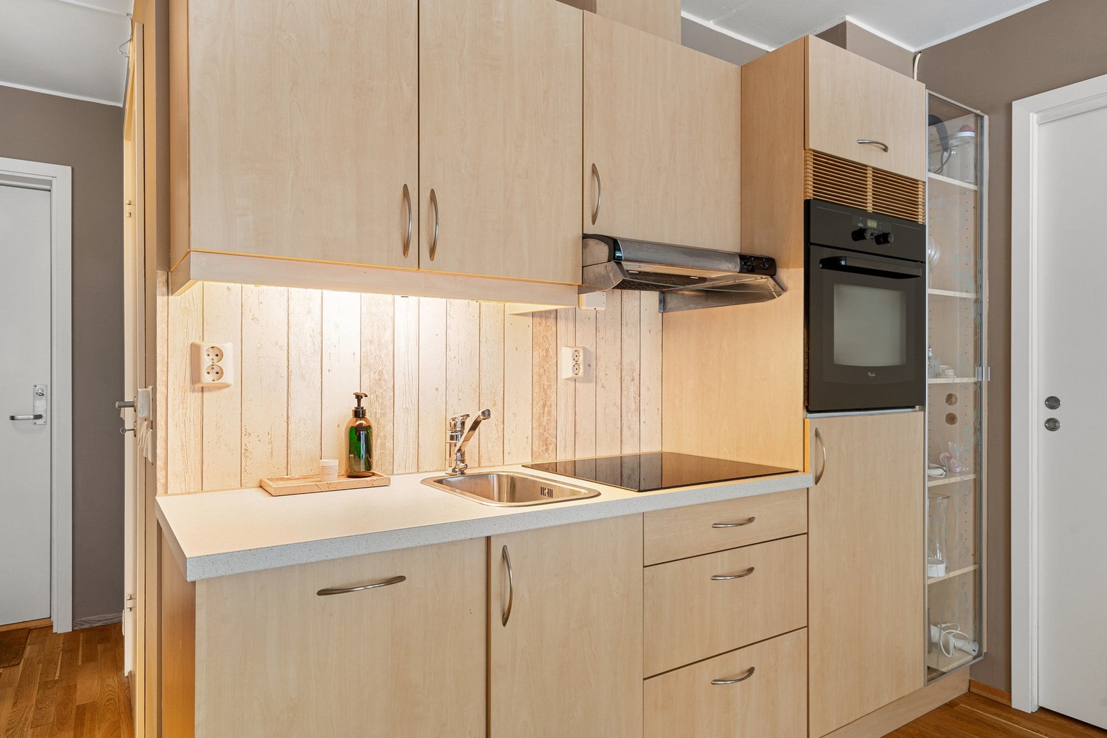 Kjøkkenet har integrerte hvitevarer og en nyere platetopp. Galleribilde